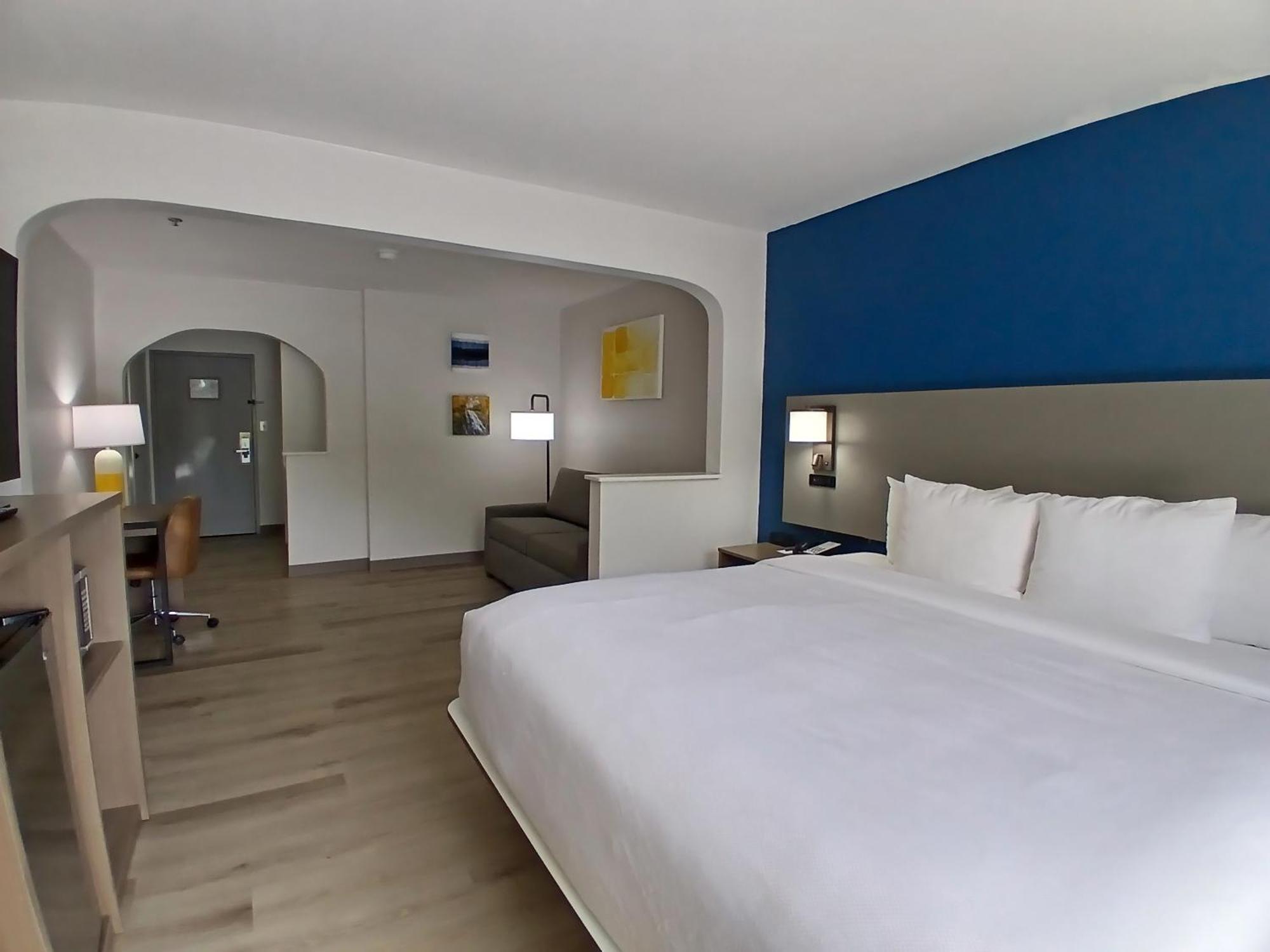 Comfort Near Downtown & Blue Ridge Pkwy 2*